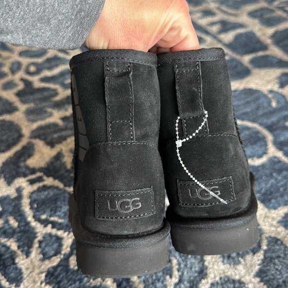 Ugg Women’s Classic Suede Leather Logo Rubber Mini Boots/Booties Sz 7 Black New - Picture 7 of 10